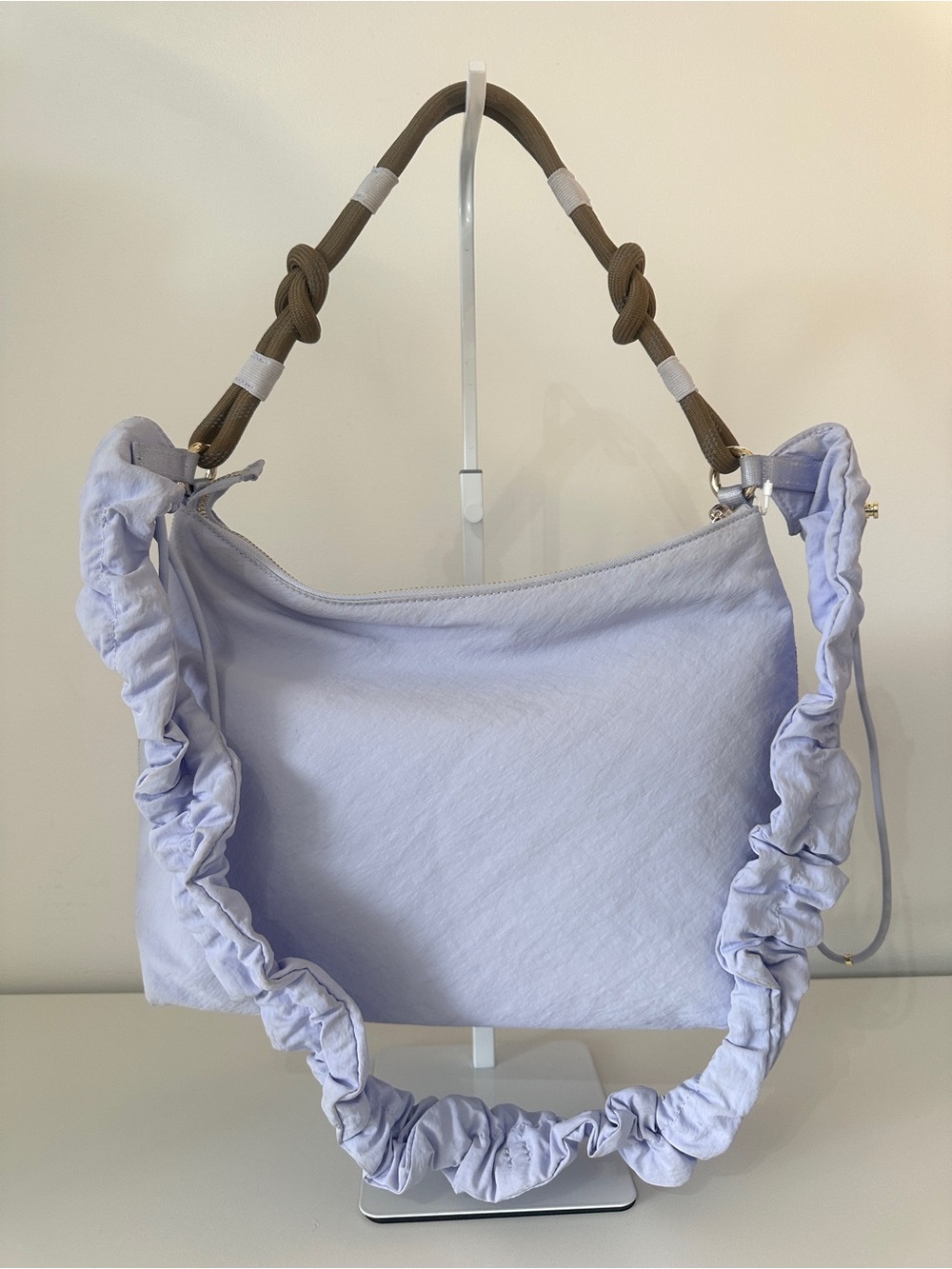 lululemon athletica Convertible Ruched Crossbody Bag 6.5L - Picture 6 of 11